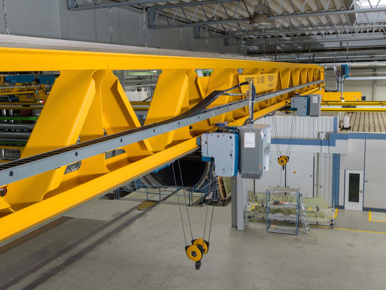 Как осуществляется перемещение и поднятие грузов на производстве?