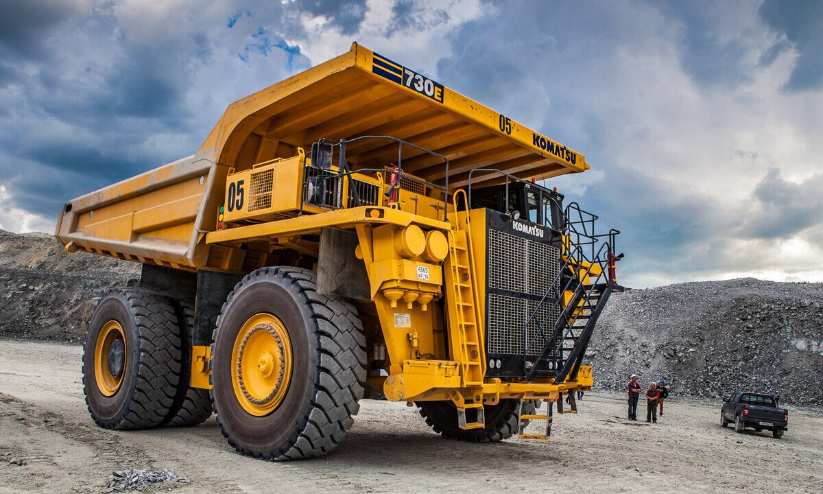 Карьерные самосвалы: особенности, характеристики, транспортировка