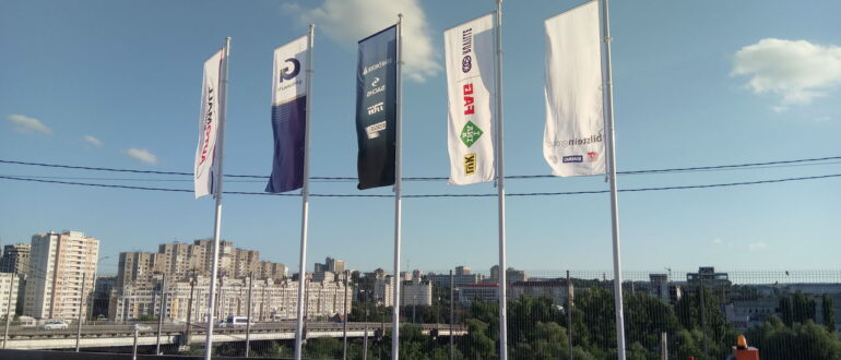 Флагштоки: от выбора материала до установки. Как подчеркнуть статус компании или места