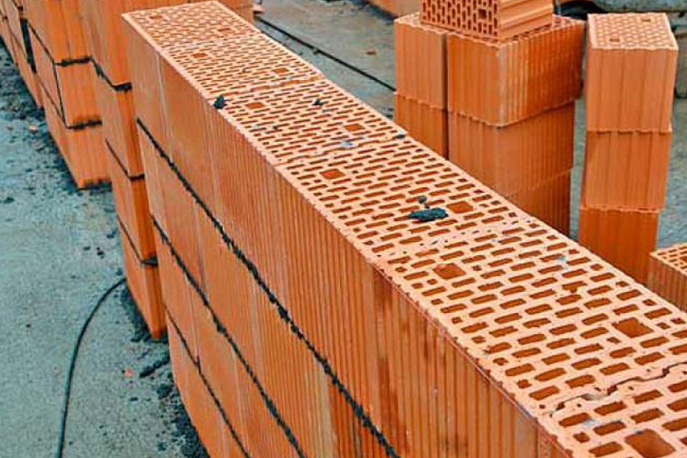 Керамические блоки в малоэтажном строительстве: преимущества, виды и применение