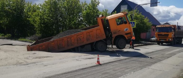 Что скрывается под асфальтом: как тяжёлая техника проваливается на стройке