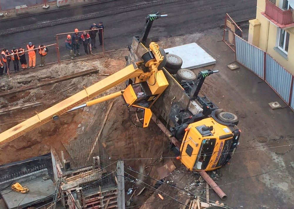 Что скрывается под асфальтом: как тяжёлая техника проваливается на стройке