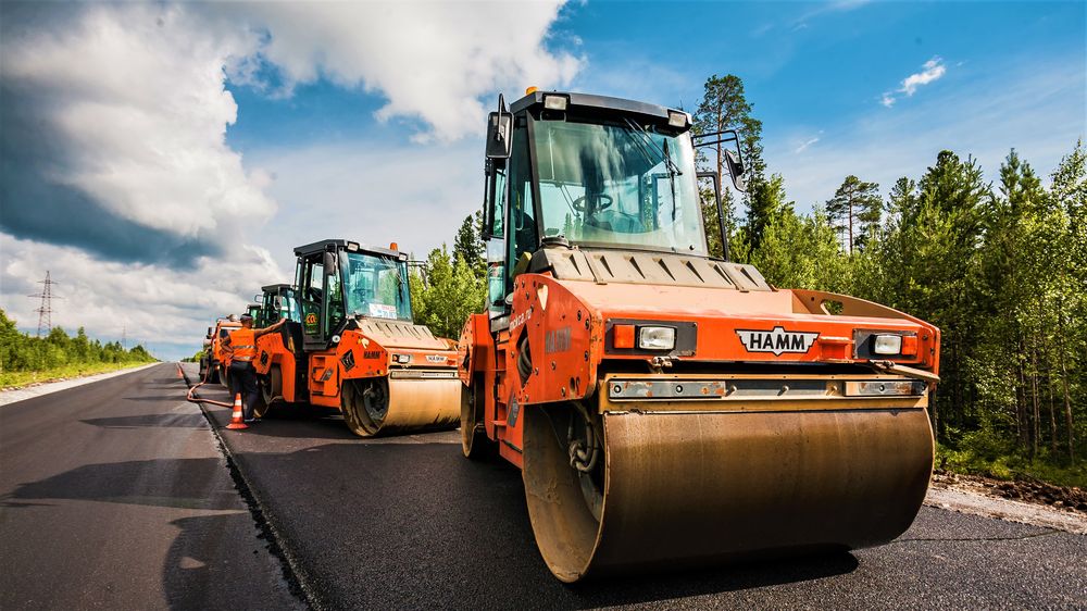 Современная техника для строительства автомобильных дорог и мостов