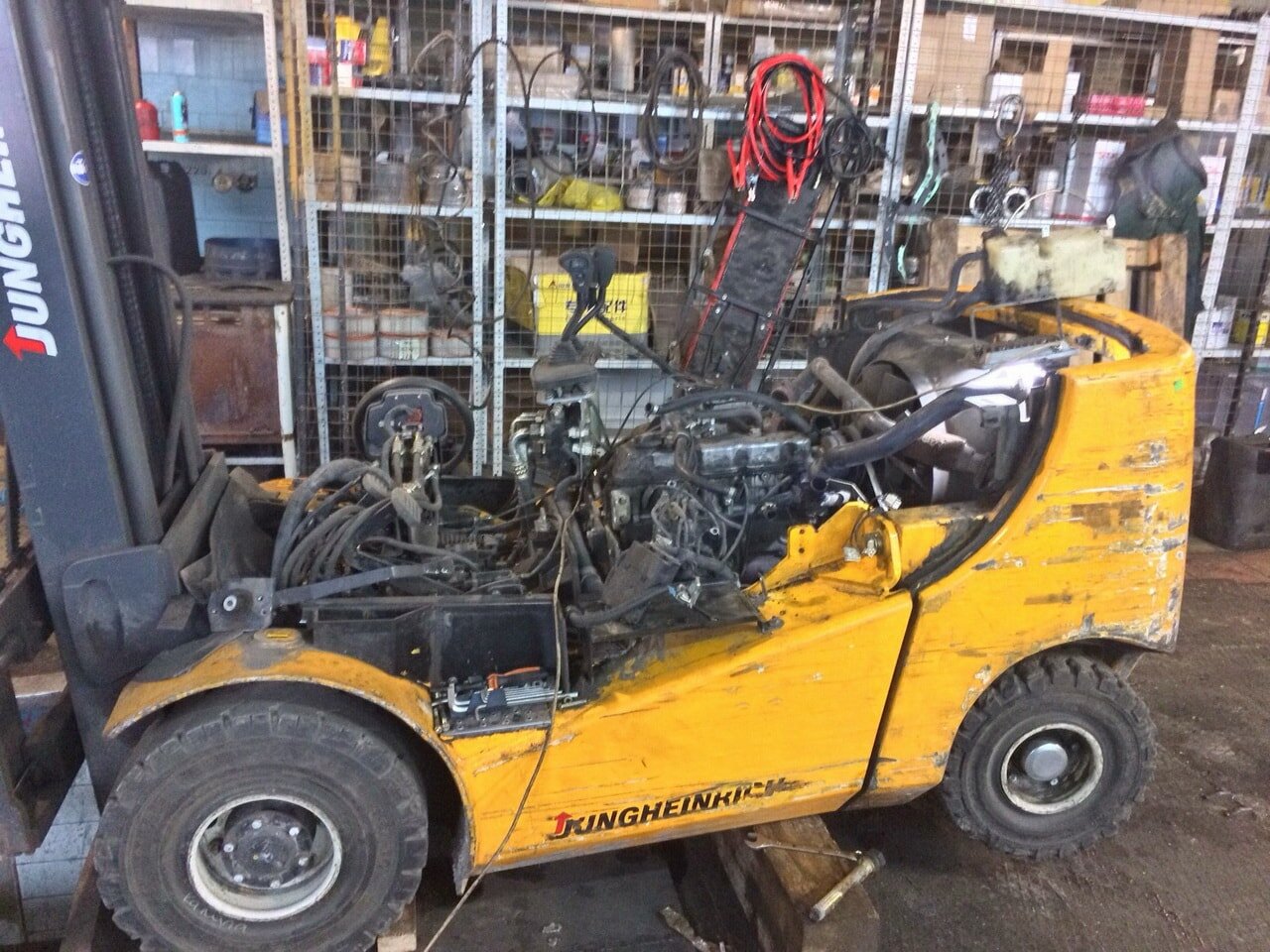 Сердце склада: как выбрать двигатель для вилочного погрузчика в 2025 году