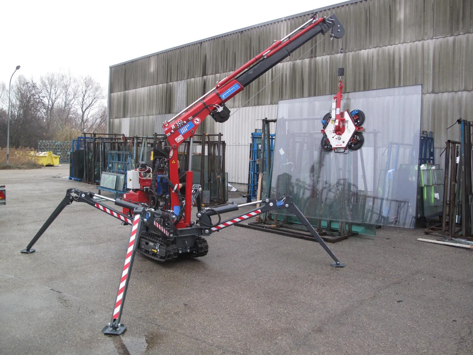 Малый, но гордый: как мини-краны решают большие задачи в стеснённых условиях